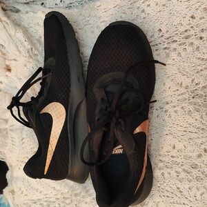 Nike women's blk/gold (rose gold) athletic shoes
